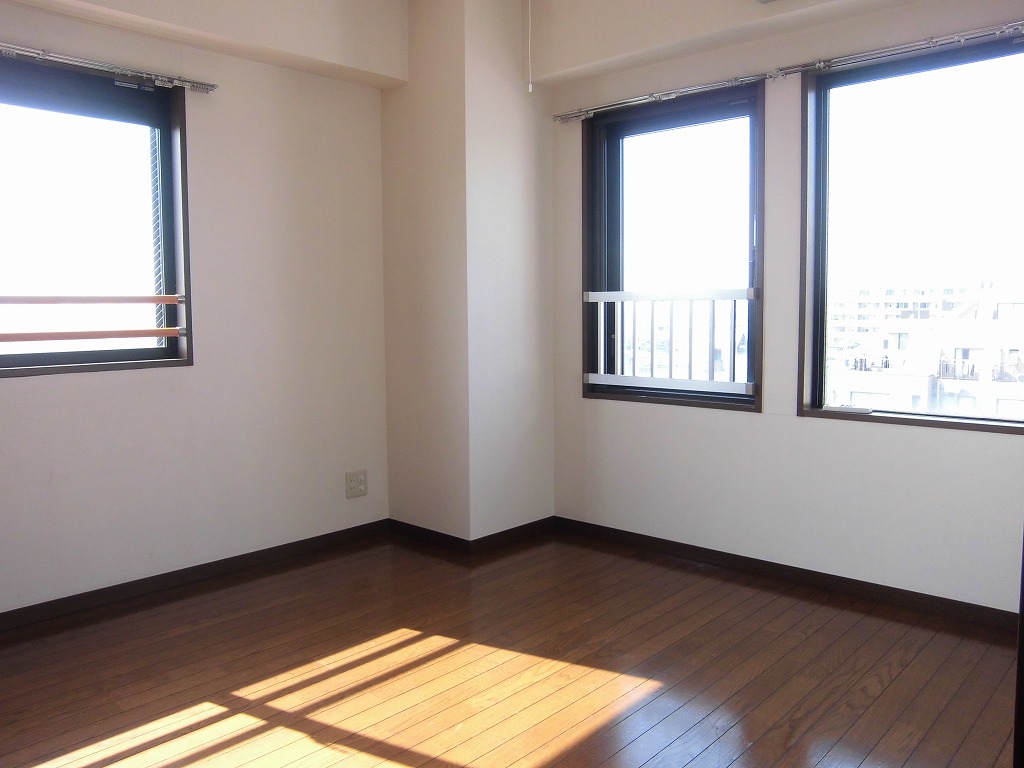 Living and room. Western-style 5.5 Pledge