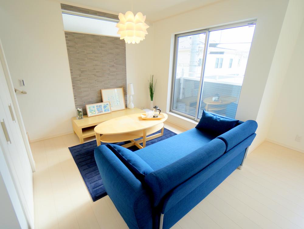 Living. ■ 3 seater sofa also of clear living ■ Pour the sunlight from the large windows of the south