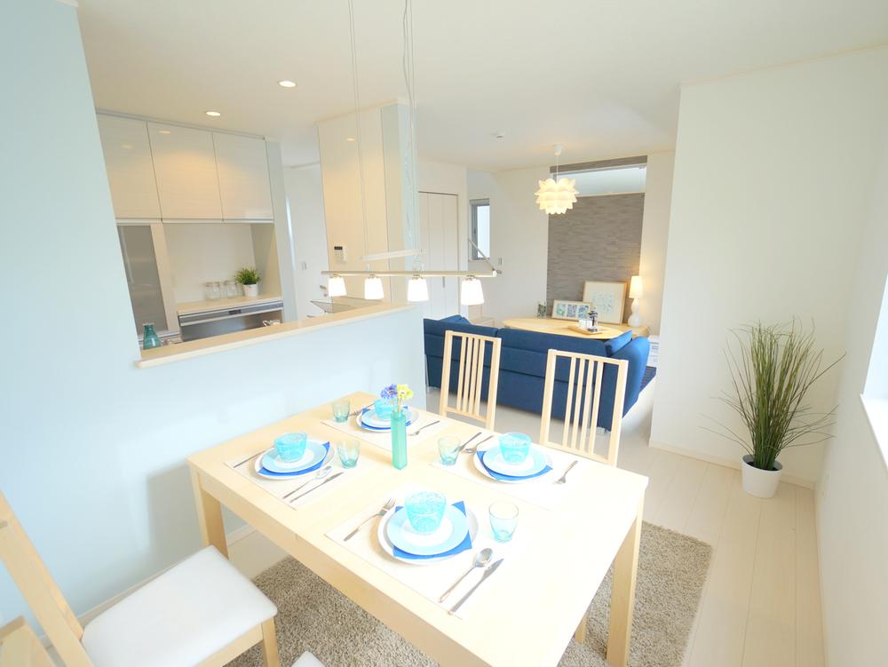 Other introspection. ■ Family lead an open kitchen ■ Peace of mind even when the visitors hide the hand of the kitchen