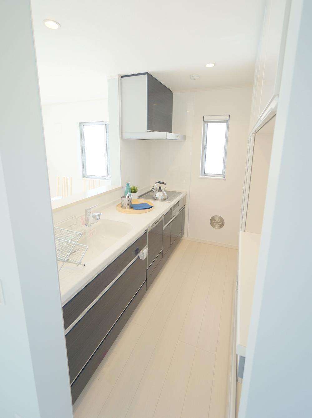 Kitchen. ■ Artificial marble and mirror-door is a beautiful kitchen ■ Dishwasher, IH, Water purifier all standard