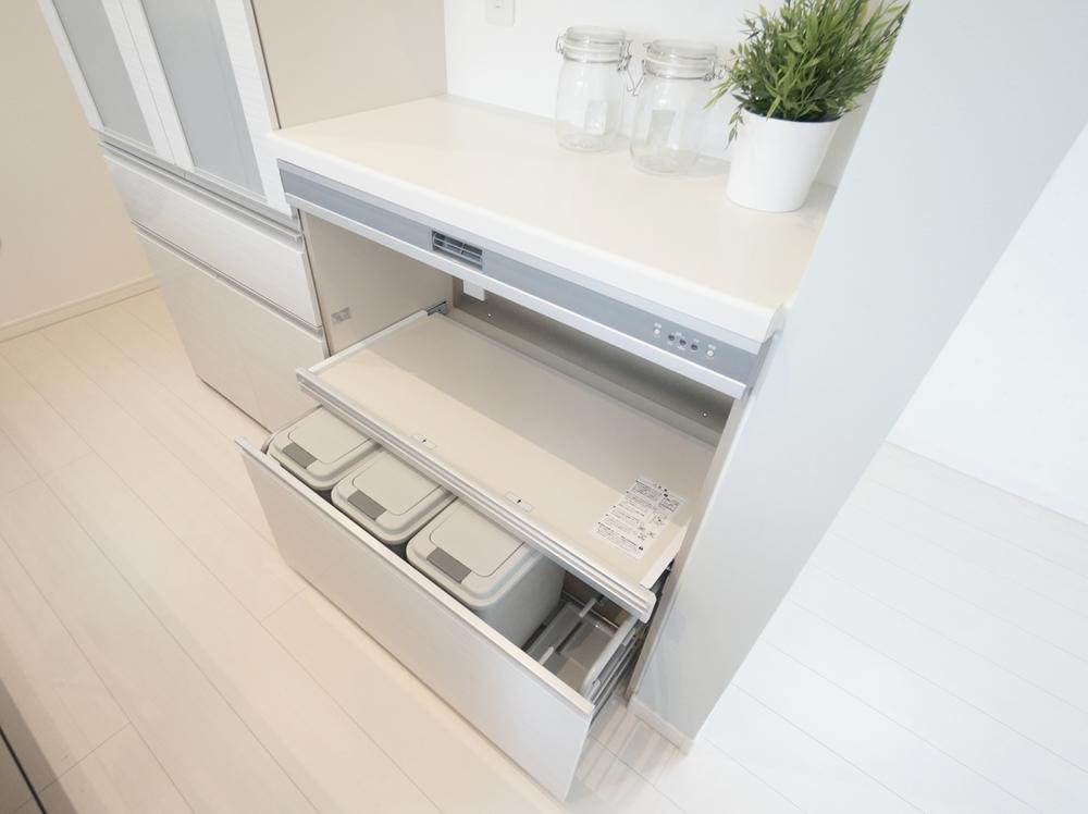 Kitchen. ■ Consumer electronics storage cupboard of 180cm width standard installation ■ Neat kitchen and hide the trash