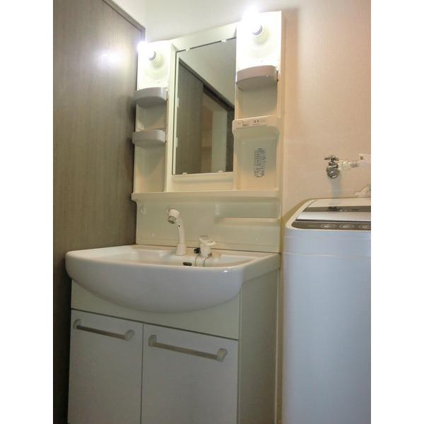 Wash basin, toilet. There housed plenty.