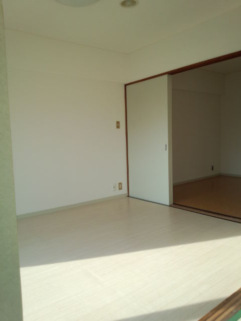 Living and room. Western-style 6 Pledge