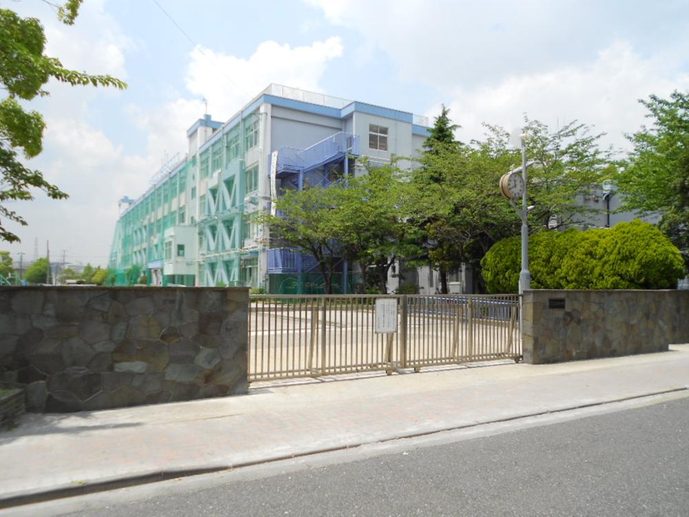 Junior high school. 951m to Edogawa Ward Ninoe Junior High School
