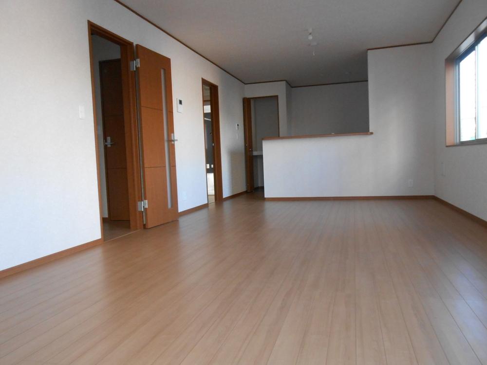 Same specifications photos (living). ( 1 Building) same specification Is the same floor plan in the inversion type of the property.