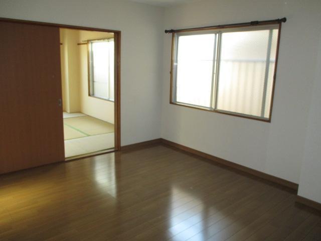 Living and room. Bathroom 1