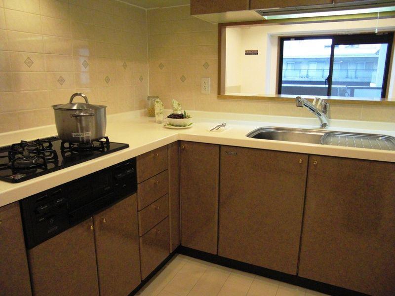Kitchen. L-shaped kitchen is easy to popular specification use.