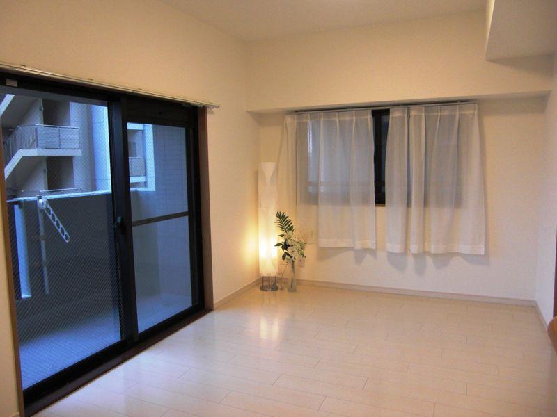 Living. Good There are two window ventilation in the living.