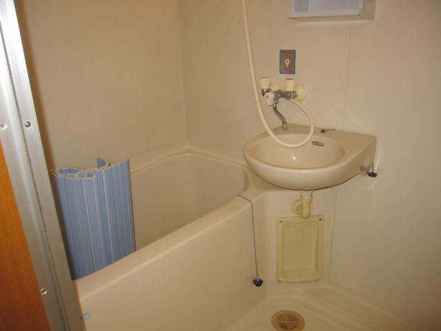 Bath. Air conditioning