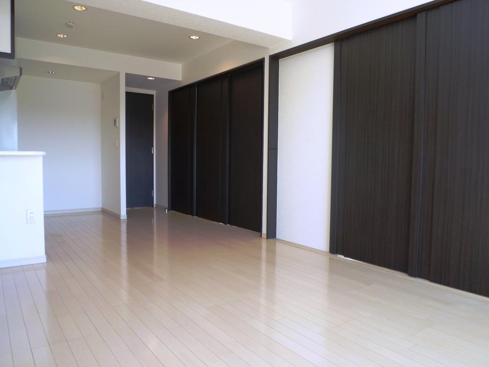 Living. Living (December 2013) Shooting ● spacious space where the light also enter