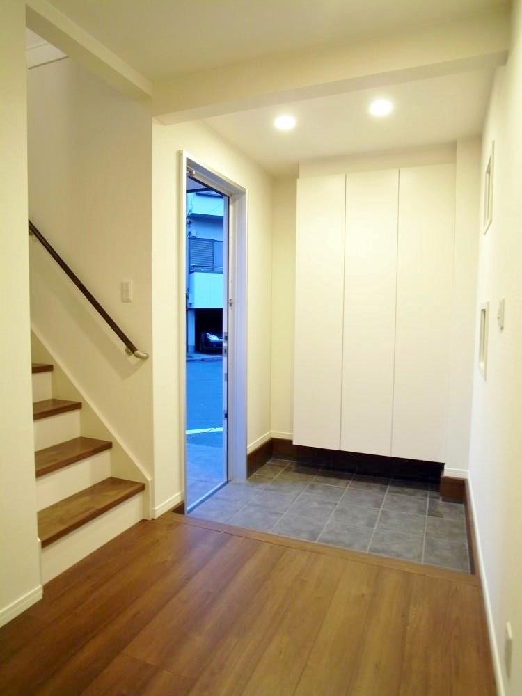 Entrance. Itopia Home Building Construction example