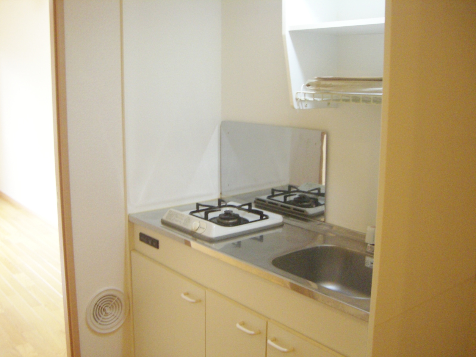 Kitchen. 1-neck With gas stove