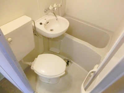 Bath. 3-point unit bus.