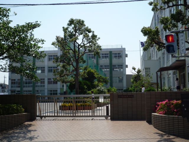 Junior high school. Municipal Mizue until the second junior high school (junior high school) 570m