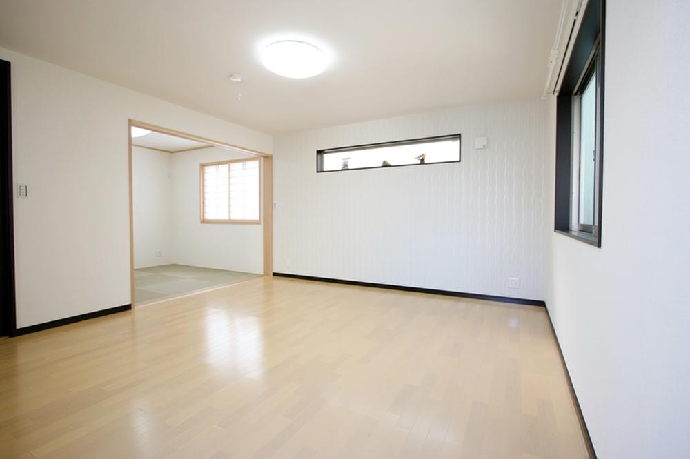 Living.  [Photo D-2 Building] Spacious floor heating in the kitchen and living room to the living room is the standard specification. A Building & B Building is possible flooring and joinery of color select.  ※ The construction progress, You might not be able to.