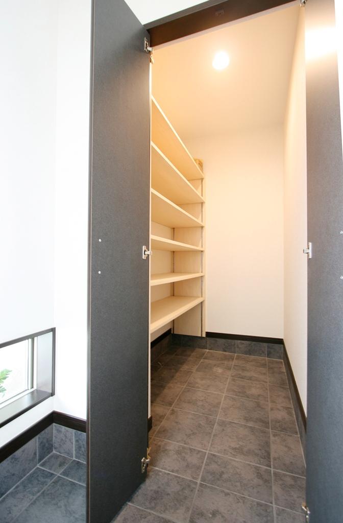 Receipt.  [Photo D-2 Building] Such as strollers and bicycles also enter a big front door storage.