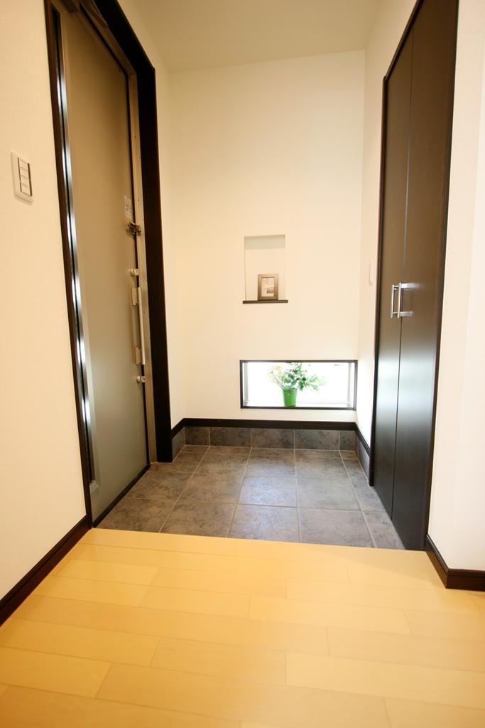 Entrance.  [Photo D-2 Building] There is a niche, You can also use as a key yard.