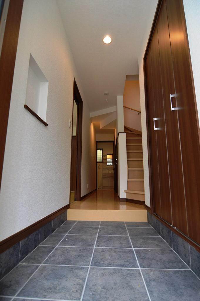 Entrance.  [Photo C-1 Building] There processing is subjected to the entrance of the floor tiles slip prevention, It is also safe on a rainy day.