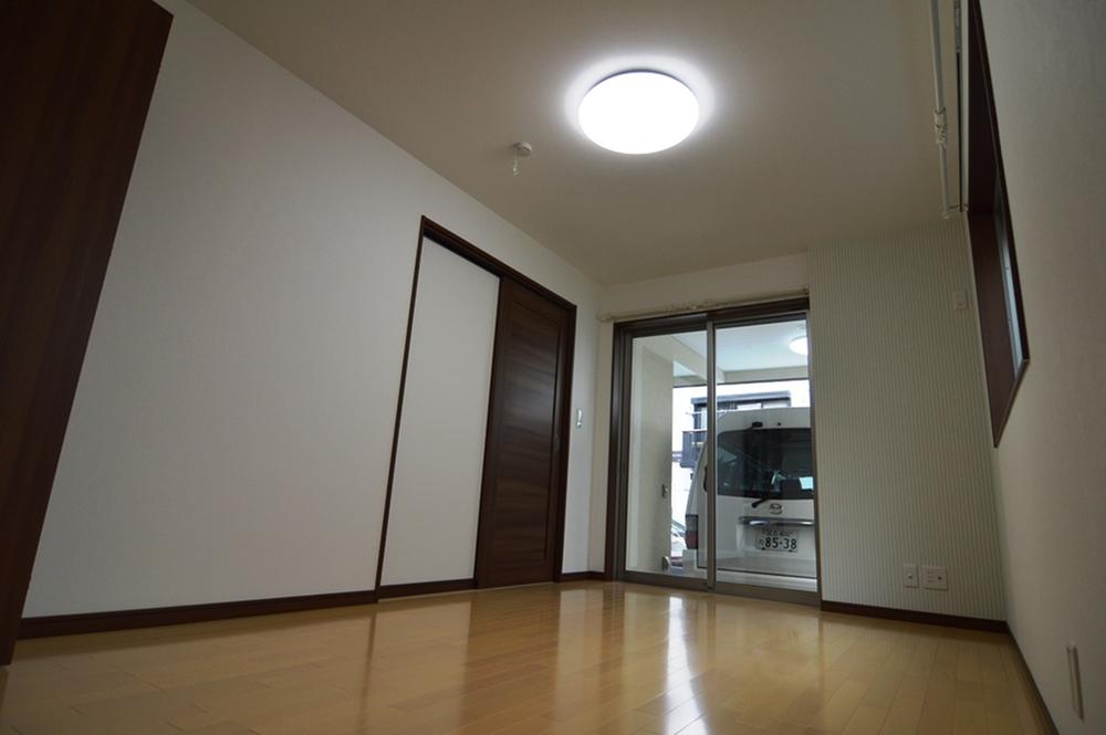 Non-living room.  [Photo C-1 Building] Also it comes with a ceiling electricity standard.