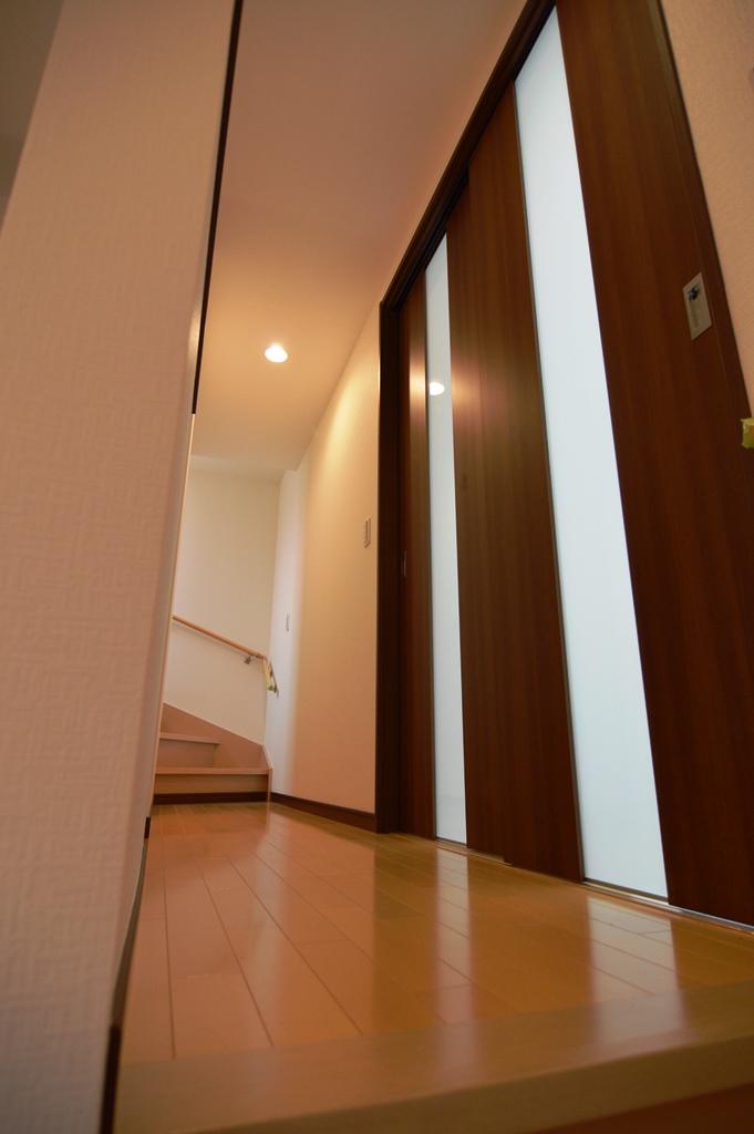 Other introspection.  [Photo C-1 Building] Flooring and joinery is a manufacturer that woodone. F is less impact on the human body ☆  ☆  ☆  ☆ Those of sick house because it is a material of, Friendly material for those who are allergic.