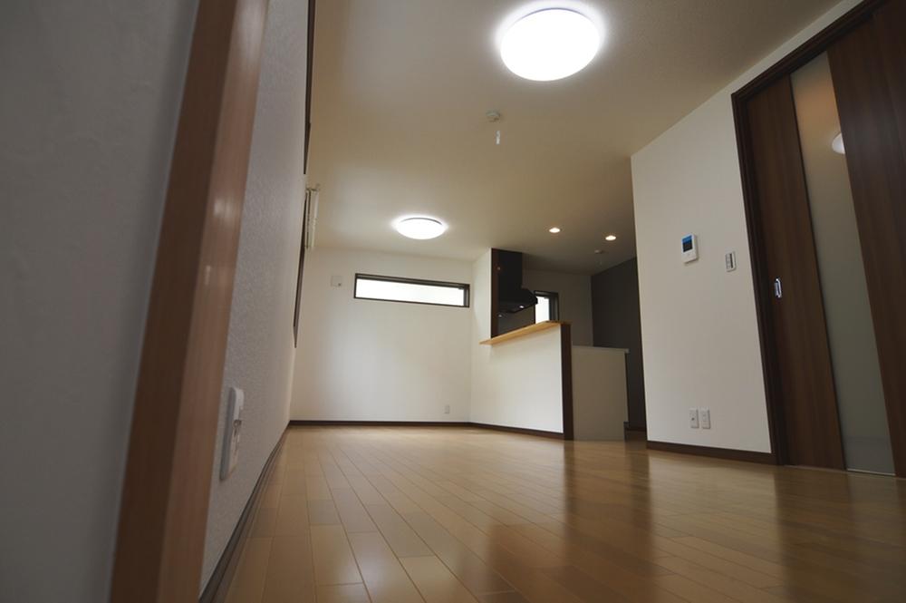 Living.  [Photo C-1 Building] A popular face-to-face kitchen, You can overlook the living, even while cooking!