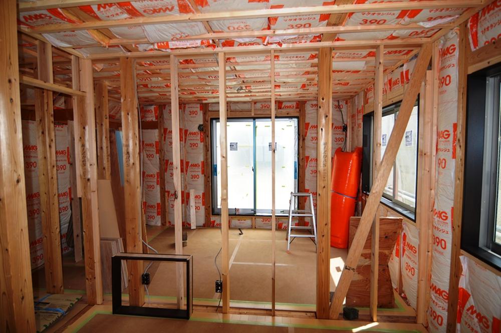 Construction ・ Construction method ・ specification.  [High thermal insulation] ● the Company to create a highly insulated housing, We have realized the eco-friendly living to increase the efficiency of heating and cooling enclosure a room with a heat insulating material from top to bottom.