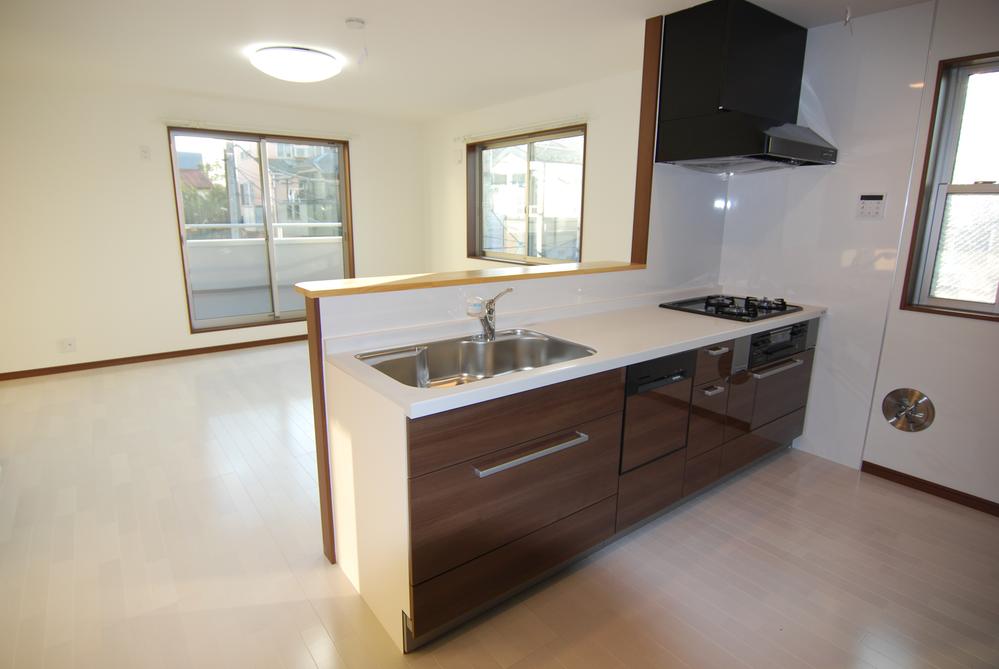 Kitchen. The color of the kitchen is also possible select. Dish washing and drying machine standard specifications, Since the faucet is also a pull-out has become cleaning Moshiyaku. Cup board is OP.