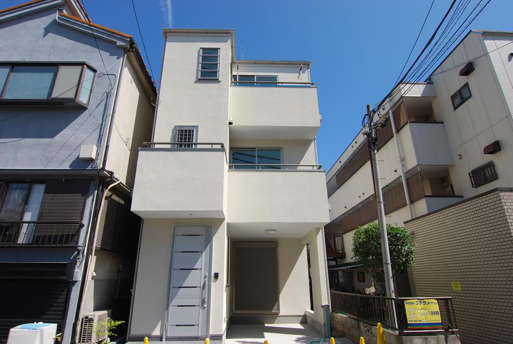 Rendering (appearance). Appearance (same specifications) outer wall is blowing white mortar. Because mix of fine elastic rubber in mortar making it difficult to contain the cracks of the outer wall.