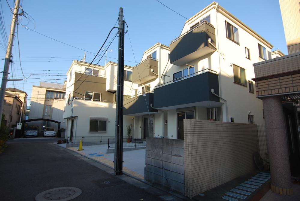 Other. Appearance same specifications. It sprayed white mortar. The outer wall contains the rubber of fine elastic in mortar because crack, Crack has become less likely to occur.