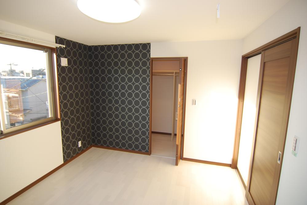 Non-living room. Each room is 6 quires more.