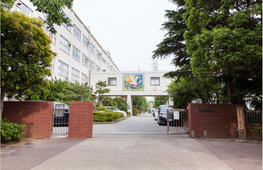 Junior high school. I'm glad distance and 120m walk 2 minutes to Matsue first junior high school. 