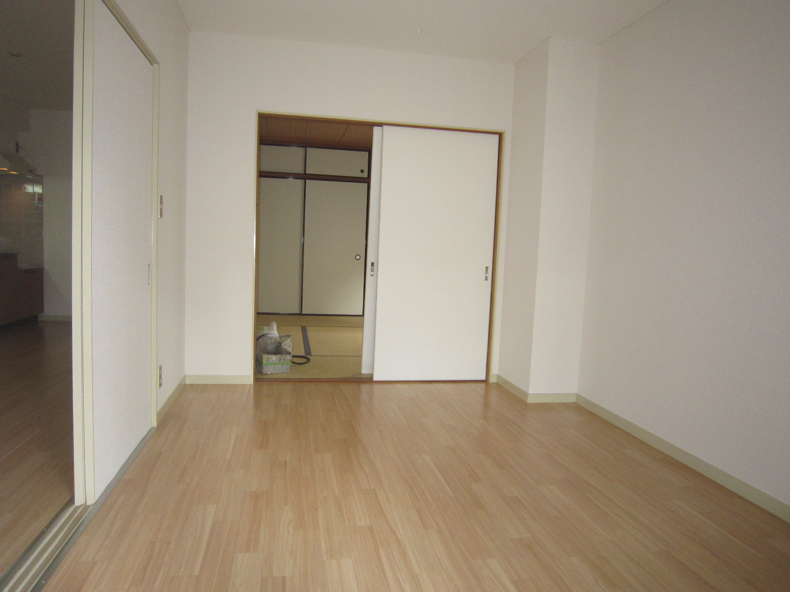 Living and room. Western-style 6 Pledge