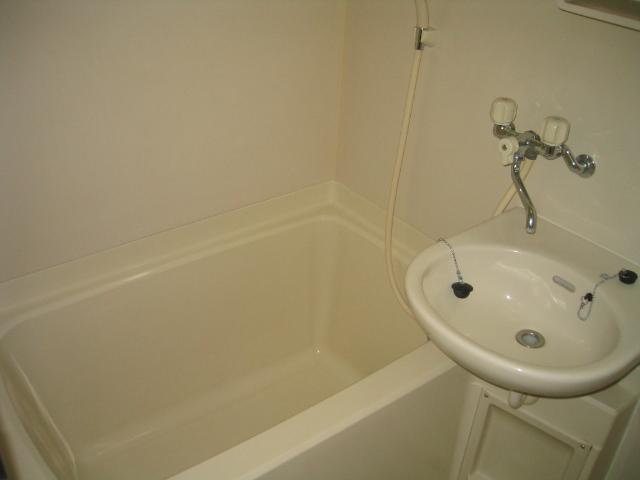 Bath. Bathroom (No. 106 room)