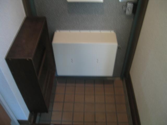 Entrance. Entrance (No. 106 room)