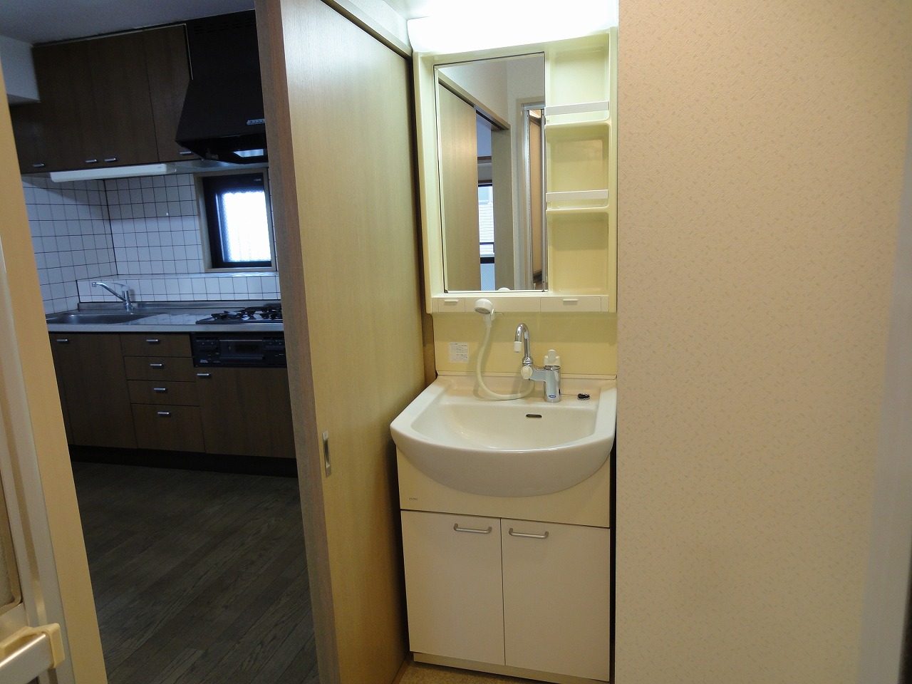 Washroom. Independent wash basin