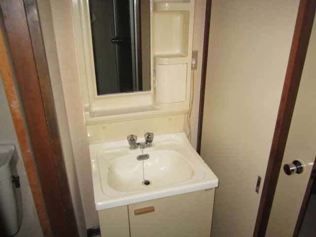 Washroom. Independent wash basin