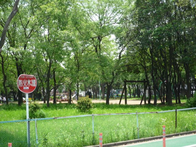 Shopping centre. 740m up to my basket (shopping center)