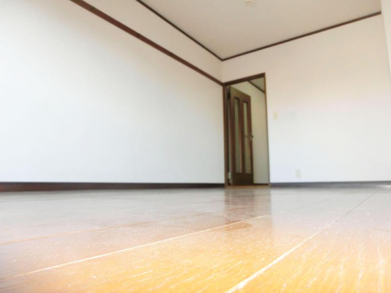 Living and room. It is the state of Western-style as seen from the window.