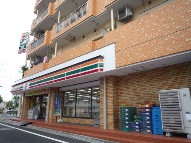 Convenience store. Seven-Eleven (convenience store) to 350m