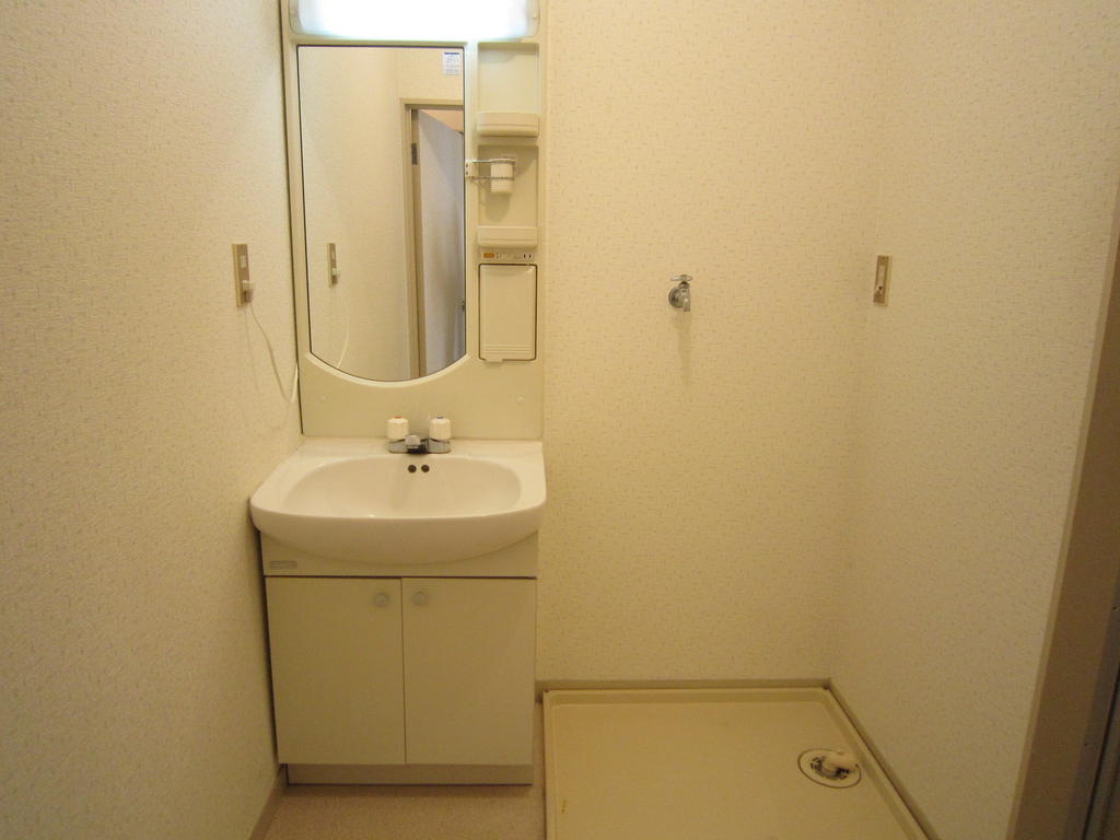 Washroom. Independent wash basin