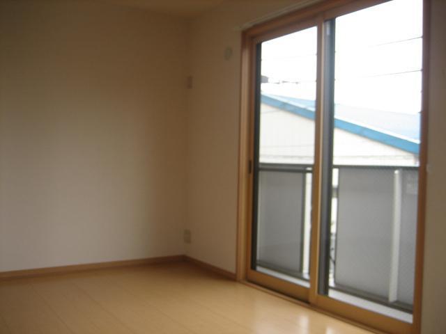 Living and room. Bright Western-style facing the balcony (same type)