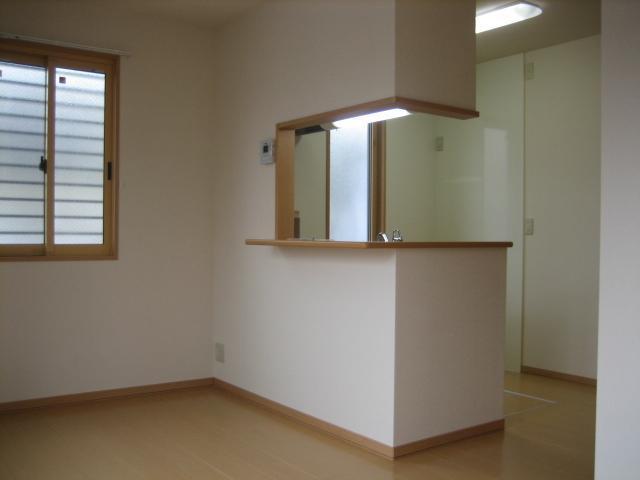 Living and room. Face-to-face kitchen the conversation is lively (the same type)