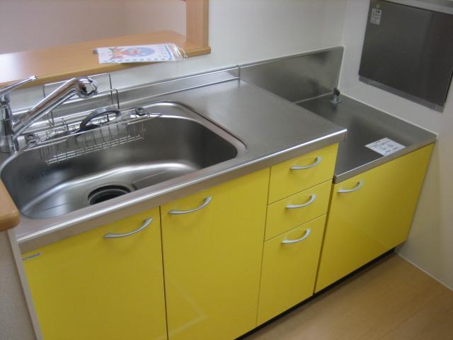 Kitchen. Two-burner gas stove can be installed (the same type)