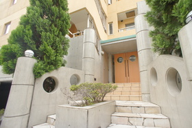 Entrance. Fashionable entrance