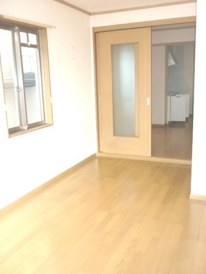 Living and room. Western-style room is 6.5 tatami rooms. 