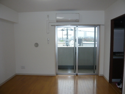 Living and room. Room 8.8 Pledge