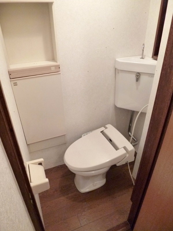 Toilet. Bidet ・ Yes window