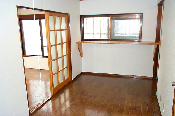 Kitchen. DK entrance side