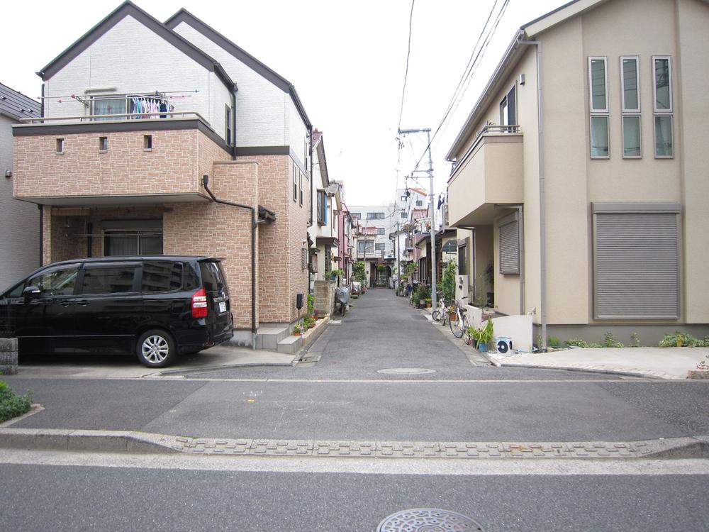 Local photos, including front road. Frontal road.  Location specified. 