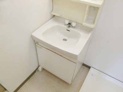 Washroom. Popular independent wash basin. 